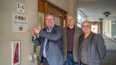Bild: Michael Golinski, Stadt Amberg/exb
Oberbürgermeister Michael Cerny schraubt das Signet "Bayern barrierefrei" fest. Josef Singer (Leiter Zentrale Dienste/rechts) und Martin Kroher (Schwerbehindertenvertretung/Mitte) freuen sich ebenfalls über die Auszeichnung.
