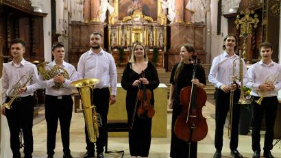 Bild: do
Besetzt mit zwei Trompeten, Posaune, Horn und Tuba sowie mit Bratsche und Cello gestaltete ein Ensemble des "Youth symphony Orchestra of Ukraine" unter dem Motto "Musik & Magie" in der Klosterkirche zum Abschluss des Speinsharter Konzertsommers ein beschwingtes Sommerkonzert.