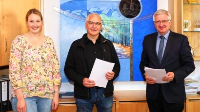 Bild: JOCHEN NEUMANN 
ERBENDORF
Zur Unterzeichnung des Pachtvertrages trafen sich Oliver Fienz (Mitte) und Bürgermeister Johannes Reger im Rathaus. Mit auf dem Bild ist Stadtverwaltungs-Mitarbeiterin Carolin Böckl.