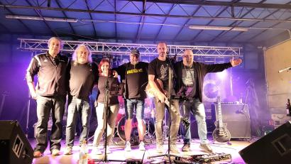 Bild: kro
Die Rock-Formation „Timless“ mit (von links) Thomas Klein, Robert Mayer, Nadine Thoma, Jürgen Käck, Berthold Franz und Alexander Frank. Die Band feiert am Samstag, 2. September, ab 20 Uhr auf der Freilichtbühne Bärnau 20. Jubiläum.