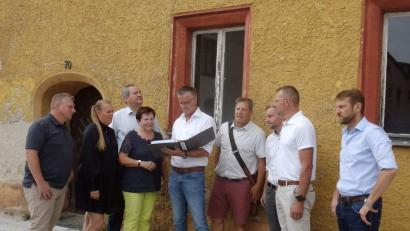 Bild: u
Das Projekt „Baugebiet an der Walkstraße“ schließt auch die Sanierung der beiden Zimmermann-Anwesen in der Hauptstraße mit ein. Vor dem dankmalgeschützten Röschenhaus mit dem zweigeschwänzten böhmischen Löwen(von links): Martin Merkl, Michaela Meier, Josef Luber, Zweite Bürgermeisterin Bärbel Birner, Bürgermeister Hermann Falk, Peter Leitsoni, Manuel Falk, Dritter Bürgermeister Hermann Gebhard und Fraktionsvorsitzender Christian Gnan.