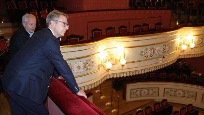 Bild: Wolfgang Steinbacher
Kunstminister Markus Blume, hier in Begleitung von Ambergs Kulturreferent Fabian Kern auf den oberen Zuschauerrängen, war am Sonntag zum ersten Mal im Amberg Stadttheater – und sehr begeistert davon.
