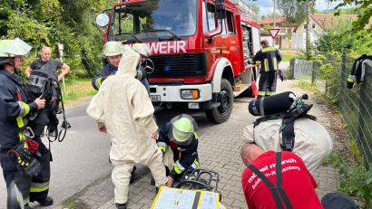 Bild: lei
Der weiße Schutzanzug zeigt: Der Feuerwehreinsatz am Samstag in Eschenfelden war kein gewöhnlicher, hier ging es um Gefahrgut.