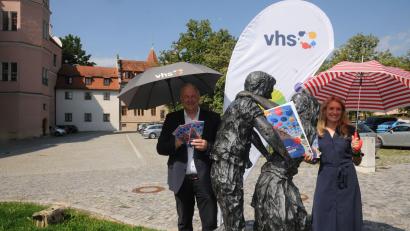 Bild: Joachim Gebhardt
Am Kirwa-Denkmal im Hof des Landratsamtes in Amberg präsentierten Landrat Richard Reisinger und VHS-Chefin Claudia Mai das neue Herbstprogramm.