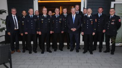 Bild: ge
Die geehrten Wehrmänner aus Rosenberg und Großalbershof mit Landrat Richard Reisinger (Sechster von rechts), Bürgermeister Michael Göth (links), Kreisbrandrat Christof Strobl (Fünfter von links) sowie weiteren Feuerwehroffiziellen.