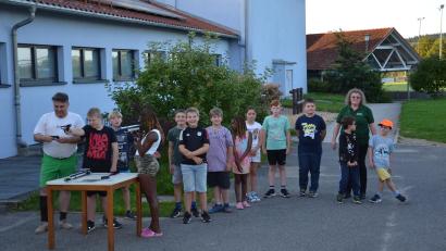 Bild: gi
Schützenmeisterin Jutta Fuchs und Vorstandsmitglied Sandro Stefinger lernten den Kindern den sicheren Umgang mit dem Lichtgewehr und der Laserpistole.