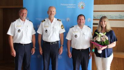 Bild: Polizeipräsidium Regensburg/exb
Polizeipräsident Thomas Schöniger (Zweiter von links) verabschiedete Polizeioberrat Christian Kiener (links) unter anderem als Leiter des bayerischen Kontingents am Gemeinsamen Zentrum der deutsch-tschechischen Polizei- und Zollzusammenarbeit in Schwandorf. Sein Nachfolger wird Erster Polizeihauptkommissar Roland Heldwein (Zweiter von rechts, hier mit Gattin).