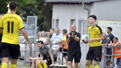 Bild: Hubert Ziegler
Die beschwörende Geste von Karl-Heinz Wagner half nicht: Der Trainer des FC Amberg musste mit ansehen, wie seine Mannschaft gegen den FC Vorbach völlig überraschend mit 0:2 verlor.