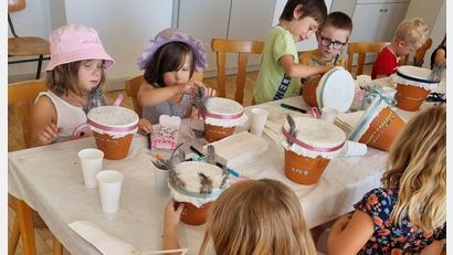 Bild: Stadtkapelle Windischeschenbach/exb
Aus Blumentöpfen basteln die Kinder beim Ferienprogramm der Stadtkapelle Trommeln.