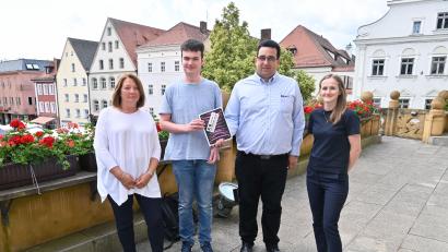 Bild: Thomas Graml, Stadt Amberg/exb
Moritz Nagler (Zweiter von links) freut sich über sein I-Pad Pro, das Benjamin Kreitner (rechts daneben) von der Firma K und B übergab. Auch Susanne Schwab (links) und Olga Bart (rechts) von der Stadt Amberg gratulieren.
