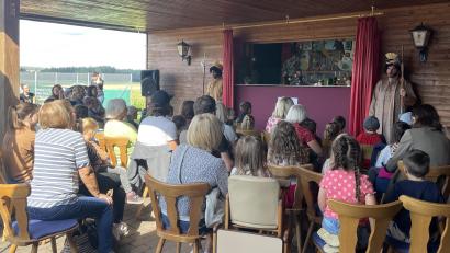 Bild: Doris Weiß/exb
Das Kasperletheater begeistert Jung und Alt.