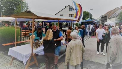 Bild: gz
Der Eslarner Barthlmarkt ist trotz des Regenwetters eine willkommene Abwechslung für Gäste aus Nah und Fern.