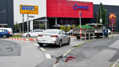 Bild: Petra Hartl
Nach mehreren Sperrungen der Bundesstraße 85 in und um Amberg läuft der Verkehr wieder. Auch in Richtung der Franzosenäcker ist die B 85 nun wieder frei befahrbar. Trotz Hitze und Regen konnten die Bauarbeiten alle pünktlich beendet werden.