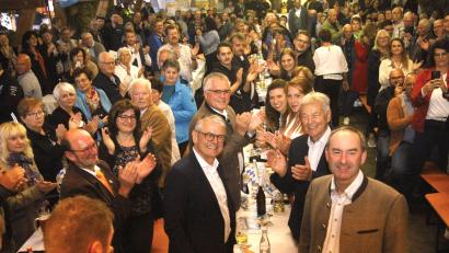 Bild: Hirsch
Freie-Wähler-Chef und stellvertretender Ministerpräsident Hubert Aiwanger (vorne rechts) genoss das Bad in der Menge im "Fuchsberger Feststodl". Dort feierte der FW-Ortsverband Teunz das 25-jährige Bestehen.