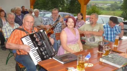 Bild: mad
Ein Musiker-Quartett singt und spielt beim Musikantentreffen in Uckersdorf.
