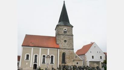 Bild: sche
Erhaben auf einer Anhöhe und umgeben von einem Friedhof steht seit 268 Jahren die Aschacher Kirche St. Ägidius.