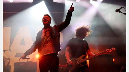 Bild: Bernd Wüstneck/dpa
Die Band Madsen spielte beim Demokratiefestival "Jamel rockt den Förster".