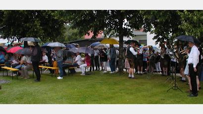Bild: ld
Regen bestimmte den Ablauf des Festes zum Patrozinium der Kapelle in Fuhrmannsreuth. Die gute Laune ließen sich die Besucher aber nicht nehmen.