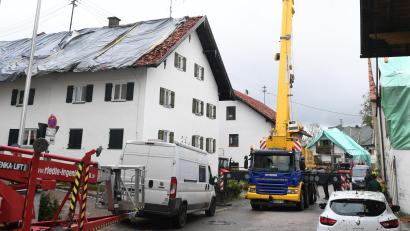 Bild: Felix Hörhager/dpa
Nach dem Unwetter im Landkreis Garmisch-Partenkirchen sind die Dächer mehrerer Wohnhäuser mit Planen provisorisch abgedeckt. Aufgrund schwerer Unwetterschäden rief das Landratsamt Garmisch-Partenkirchen für den Ort mit rund 1300 Einwohnern am Sonntag den Katastrophenfall aus. 80 Prozent der Gebäude in dem Ort sollen schwer beschädigt sein.