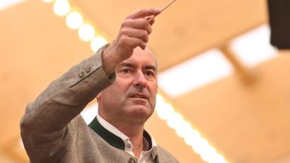 Bild: Karl-Josef Hildenbrand/dpa
Hubert Aiwanger, Vorsitzender der Freien Wähler, dirigiert beim Handwerkertag auf der Michaelismesse auf der Bühne die Stadtkapelle.