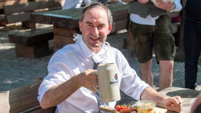 Bild: Lino Mirgeler/dpa
Möglicherweise lässt sich Wirtschaftsminister Hubert Aiwanger nach seinem Auftritt am Sonntag auch in Kemnath einen Brotzeitteller schmecken.