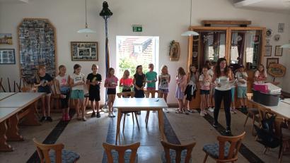 Bild: Kerstin Heindl/exb
In über sechs Stunden lernten die Mädchen und Buben viele Zaubersprüche, Tricks mit Karten und Hütchen. Sie zeigten sie bei einer kleinen Aufführung.