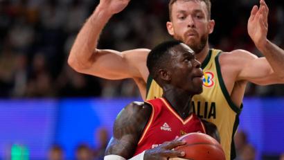 Bild: Hiro Komae/AP/dpa
Deutschlands Guard Dennis Schröder (vorne) in Aktion gegen Australiens Forward Nick Kay.
