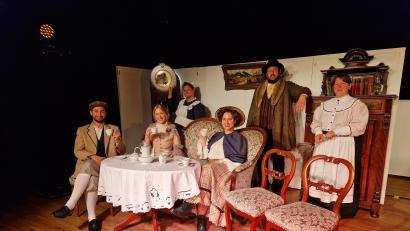 Bild: Kirsten Smith/exb
Die Vilsecker Stadtbühne Lolamannen führt die Komödie „Ein Jammer ist's mit Theodor“ auf.