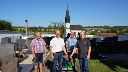 Bild: tra
Bürgermeister Hans Ram (Zweiter von links) bedankt sich bei Georg Fröhlich, Josef Lorenz und Herbert Scharl (von links).