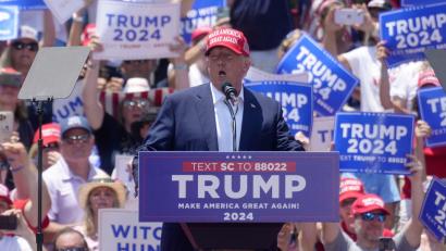 Archivbild: Meg Kinnard/ap/AP/dpa
Ex-US-Präsident Donald Trump will bei der Präsidentschaftswahl 2024 erneut für die Republikaner antreten. Erstmal muss er aber wohl vor Gericht.