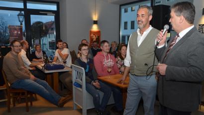 Archivbild: dob
Veit Reisberger (Zweiter von rechts) will sein Restaurant nicht verkaufen. Stattdessen sucht er einen Geschäftspartner.