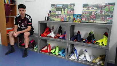 Bild: ref
Noah Keller neben seiner Sammlung an Fußballschuhen zu Hause nahe Illschwang. Er steht jetzt auf Abruf für die deutsche U16 bereit.