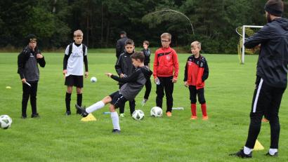 Bild: Wesnitzer/exb
Fußball-Ferienprogramm beim 1. FC Schmidgaden: Bei der Prüfung durfte jeder Teilnehmer zeigen, dass er mit dem Ball umgehen kann.