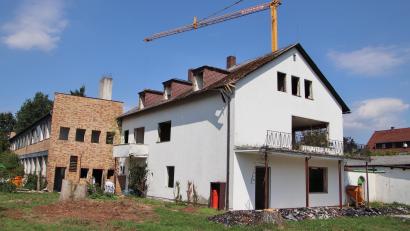 Bild: Thomas Dobler
Wohnhaus und Fabrikgebäude (im Hintergrund) wurden bereits ausgeräumt. Auch ein Fledermaus-Experte hat nachgesehen und grünes Licht gegeben. Derzeit kümmert sich eine Fachfirma um das Eternit der Dachbedeckung. Danach können die Gebäude weggerissen werden.