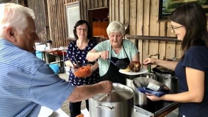 Bild: bgm
Traditioneller Wildschweinbraten und knusprige Schweinshaxen erfreuten sich beim Stodlfest der CSU Störnstein wieder größter Beliebtheit.