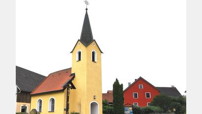 Bild: Portner
Die Dorfkapelle Wildstein prägt die Ortsansicht. 1911 bezeichnete die Regierung der Oberpfalz den Turm des Neubaus als „schrecklichen Anblick“.