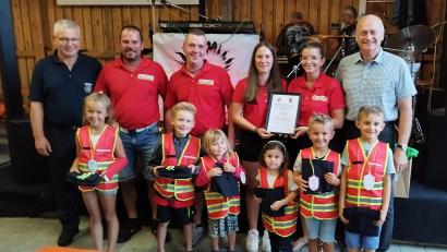 Bild: dl
Die Thansteiner Kinderfeuerwehr mit Kreisbrandmeister Reinhold Stangl, Daniel Zitzmann, Tobias Müller, Verena Zitzmann, Mareike Schmidt und Bürgermeister Schauer (von links).