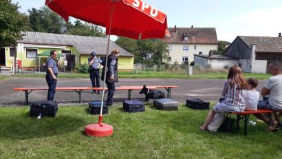 Bild: Julia Bayer/exb
Die Kinder beobachten, wie die Hunde ihre Arbeit verrichten.