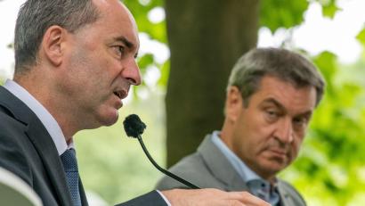 Bild: Stefan Puchner/dpa
Markus Söder (r), Minsterpräsident von Bayern, mit Hubert Aiwanger, Wirtschaftsminister.