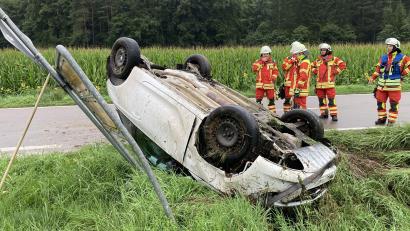 Bild: Polizei Sulzbach-Rosenberg/exb
Am Dienstagmorgen ist auf der Kreisstraße AS 35 zwischen Illschwang und Schöpfendorf eine 19-jährige Autofahrerin von der Fahrbahn abgekommen.