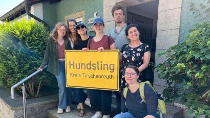 Bild: Stonewood-Film
Die aus Wiesau stammende Schauspielerin Christina Baumer (Mitte) dreht mit "Hundslinger Hochzeit" ihren ersten Kinofilm. Hundsling ist ein fiktives Dorf im Landkreis Tirschenreuth. Das Bild zeigt Christina Baumer mit Nadja Konetzi (Produktionskoordinatorin), Louisa Wagener (Regieassistenz), Natalia Mamaj (Kamera), Max Seuss (Motiv-Aufnahmeleiter), Lisa Grötsch (Set-Aufnahmeleiterin) und Linda Hofmann (Szenenbild, von links).