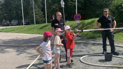 Bild: FF Neustadt/WN/exb
Der Kinderferienclub zu Besuch bei der Feuerwehr Neustadt/WN.