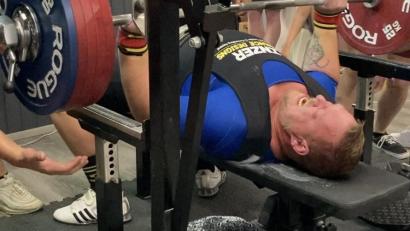 Bild: bim
Der Amberger Bankdrücker Claus Piechatzek bei seinem gültigen Versuch mit 267,5 Kilogramm.