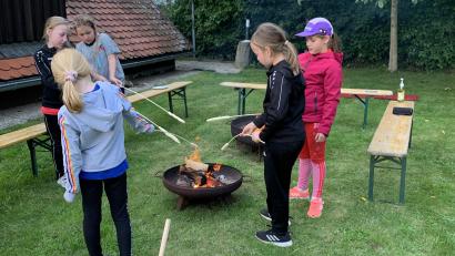 Bild: Josef Glas
Stockbrot am Lagerfeuer gehört zum Tenniscamp in Tännesberg einfach dazu.