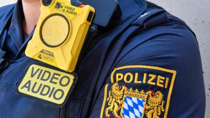 Symbolbild: Petra Hartl
Eine Frau war zur Mittagszeit in der Max-Reger-Straße unterwegs, als ihr Geldbeutel gestohlen wurde.