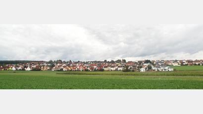 Bild: e
Vor 75 Jahren noch war das Gelände zwischen der heutigen Siedler- und Lilienstraße sowie dem Butzenweg Exerziergelände, eine riesige Heidelandschaft. Damals schlossen sich die Kümmersbrucker Siedler zusammen, um sich hier eine Heimstatt zu schaffen. Heute baut teilweise dort schon die dritte Generation das Siedlungsareal sozusagen zum elften Ortsteil von Kümmersbruck aus.