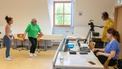 Bild: Susanne Forster
Im Recall-Casting (zweite Runde eines Castings) überzeugte die 76-jährige Anna Winzinger aus Pondorf bei Winklarn im Landkreis Schwandorf (Zweite von links) Produzentin Christina Baumer (rechts). Die Seniorin schauspielerte an diesem Tag zum ersten Mal.