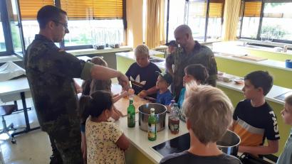 Bild: Johannes Sperr/exb
Die Kinder beobachten gnenau, wie man Burger, Nuggets & Pommes, Eistee oder auch Limonade selbst herstellen kann.
