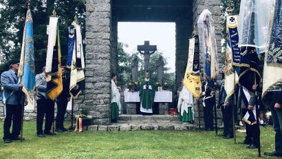 Bild: wro
15 Fahnenträger verliehen dem Festakt am Kriegerdenkmal ein festliches Bild.