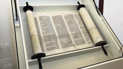 Archivbild: bmr
Die wiederentdeckte Sulzbacher Thora-Rolle konnte vor ihrer Restaurierung in Israel für einige Monate in der Sulzbacher Synagoge besichtigt werden.